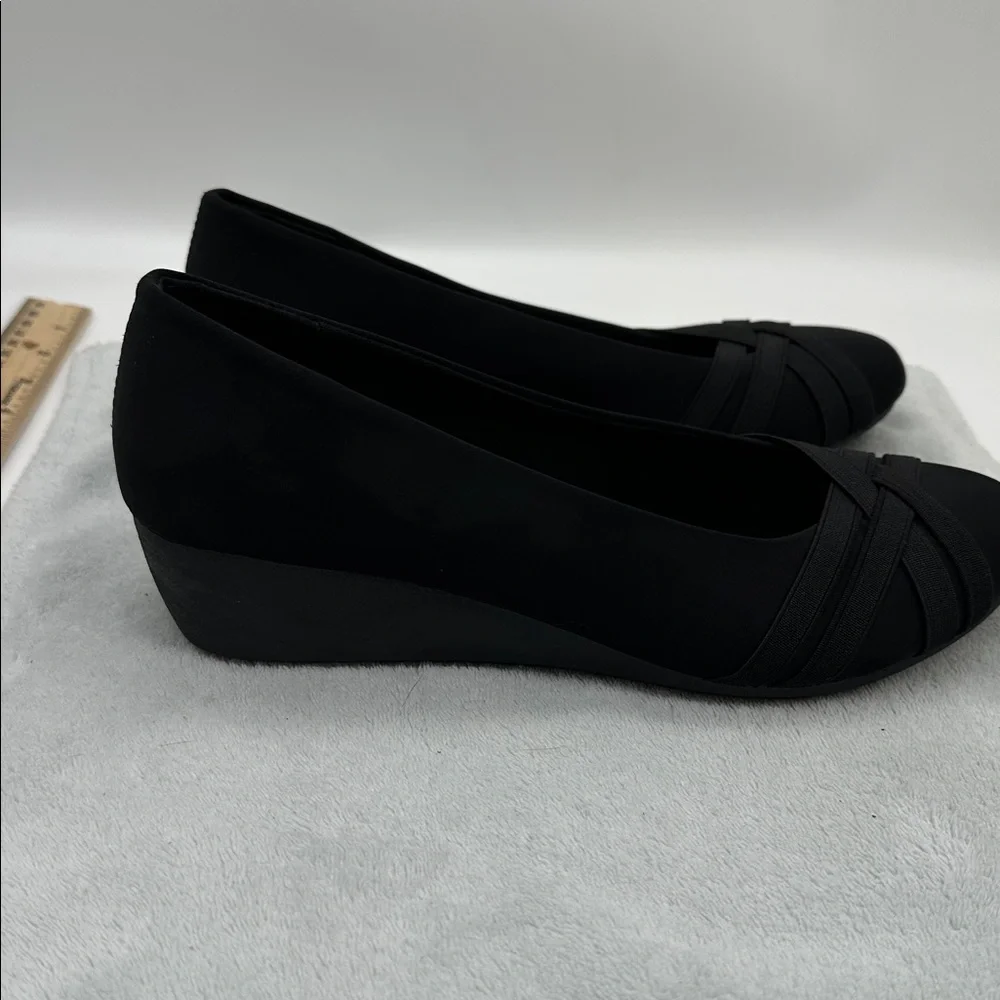 Forever Comfort Women’s Black Slip-on 1.5” Wedge Heeled Shoes Size 7 - Picture 5 of 8